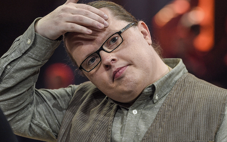 Angelo Kelly guckt traurig mit Hand an der Stirn