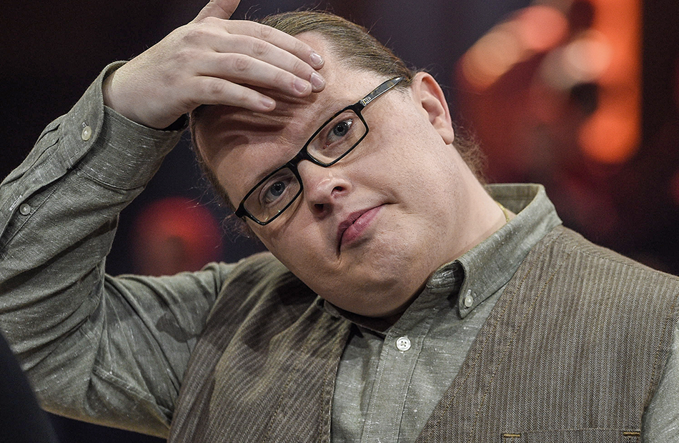 Angelo Kelly guckt traurig mit Hand an der Stirn