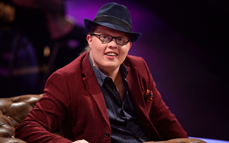 Angelo Kelly lacht mit Hut auf dem Kopf