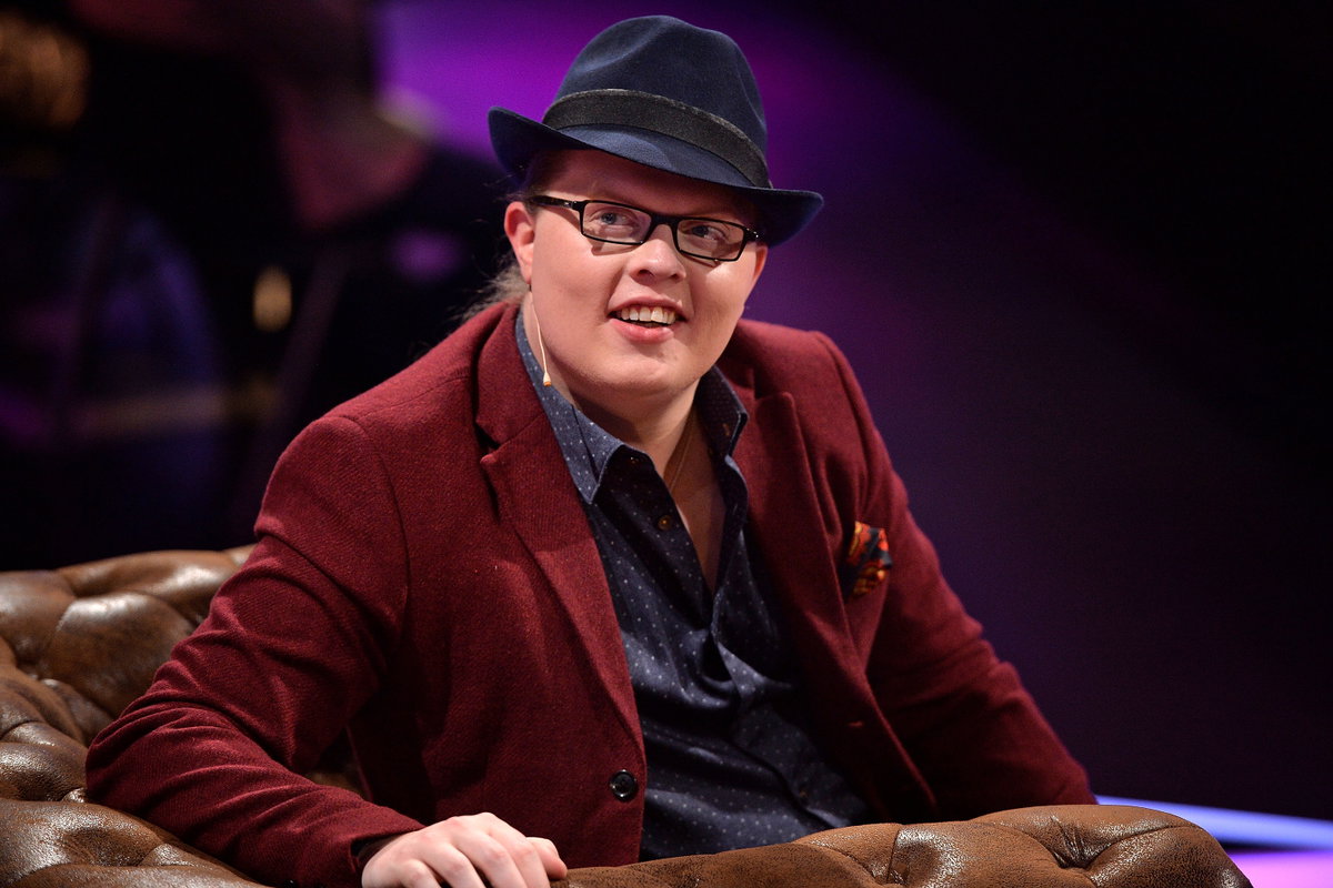 Angelo Kelly lacht mit Hut auf dem Kopf