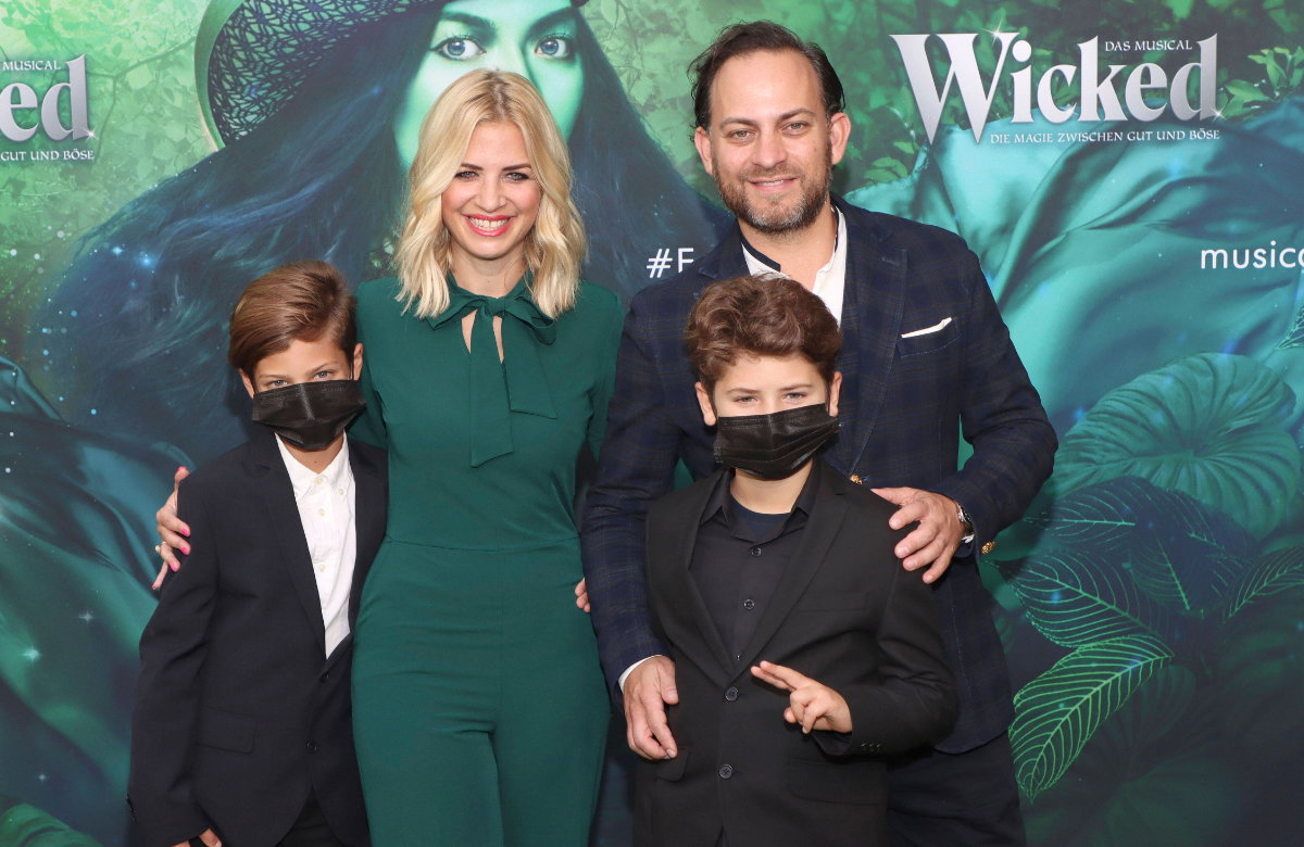 Susan, Jakob und ihre zwei Söhne bei einer Premiere