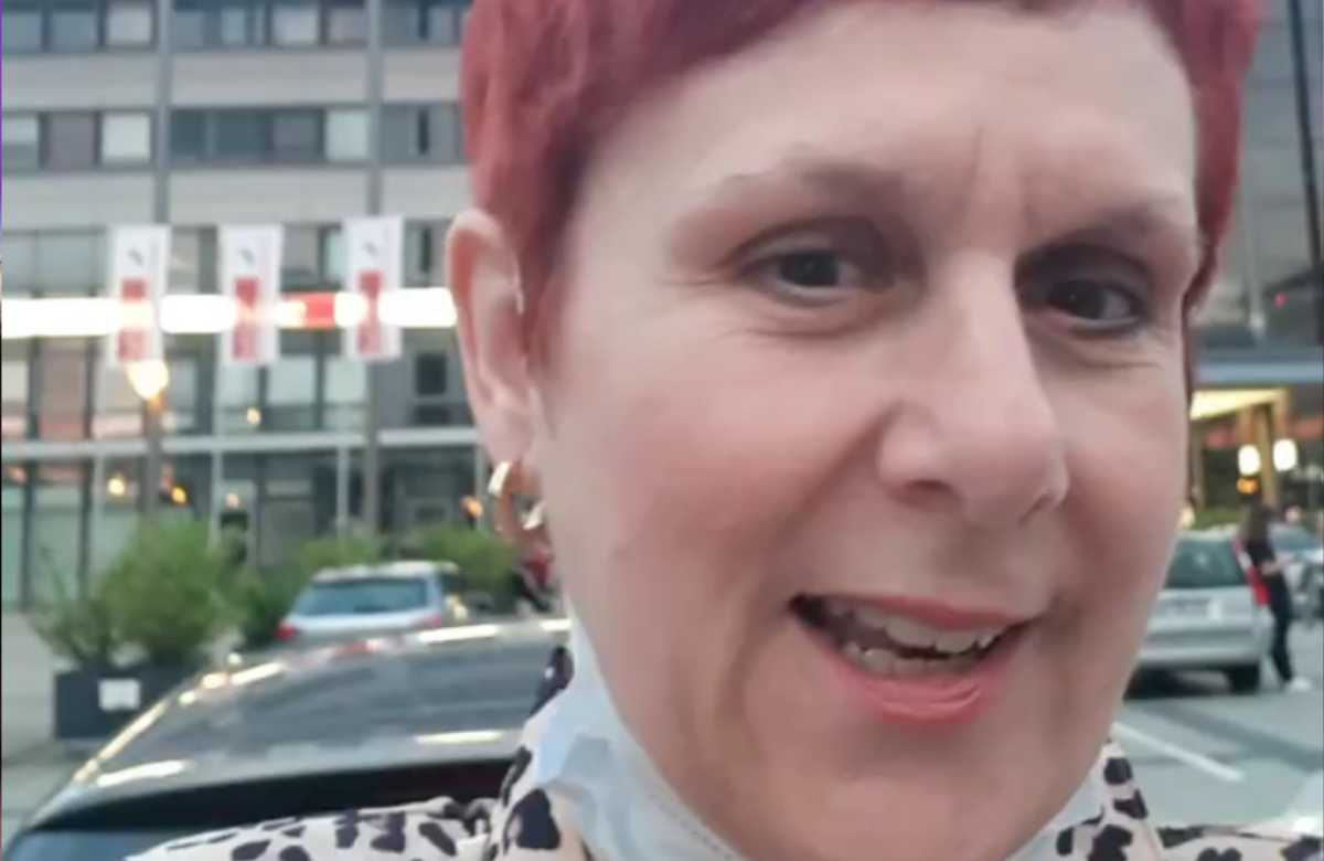 Iris Abel mit roten Haaren