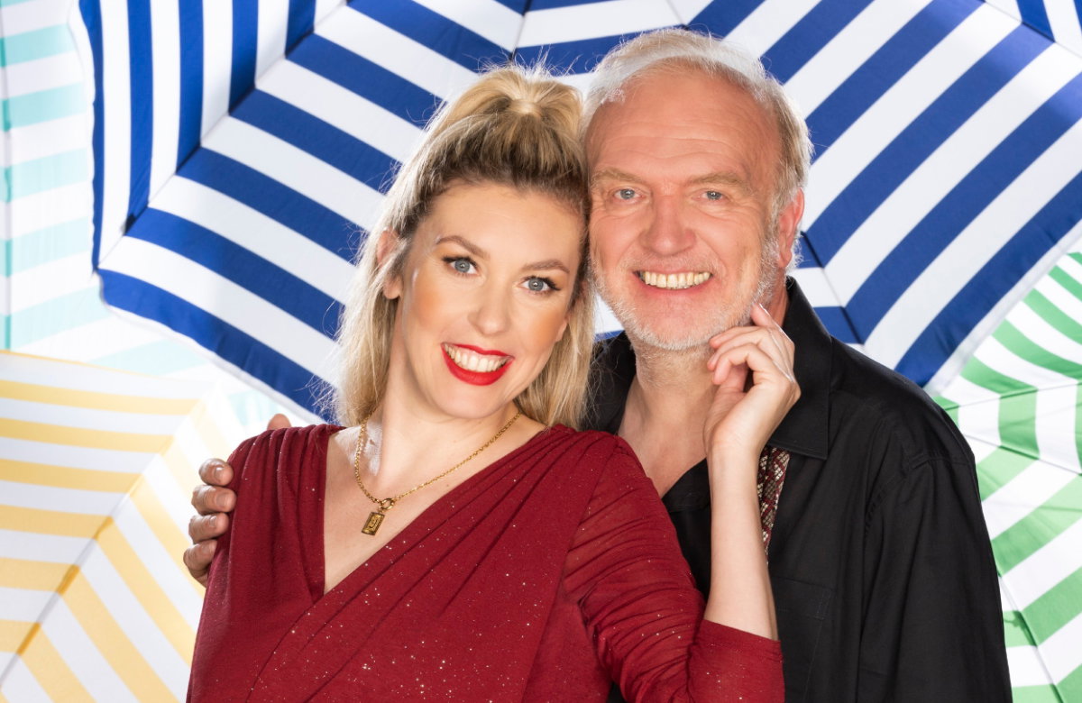 Janina Korn und Roland Heitz lächeln im "Sommerhaus"