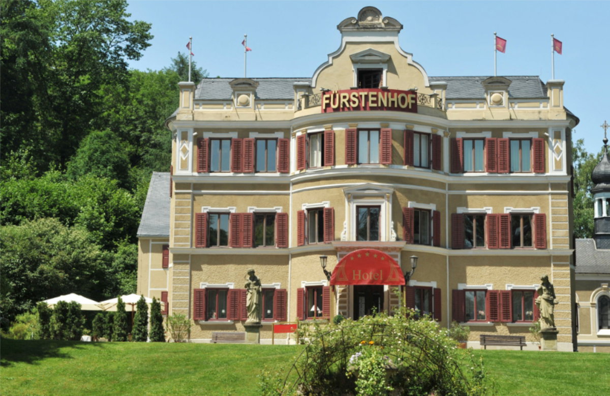 Sturm der Liebe Frontansicht vom Fürstenhof im Sommer vor grüner Wiese und blauem Himmel