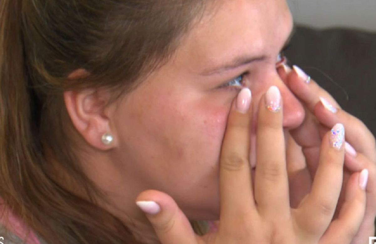 Sylvana Wollny weint und hält sich die Hände vor ihr Gesicht.