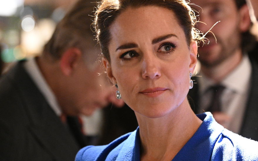 Prinzessin Kate schaut besorgt zur Seite