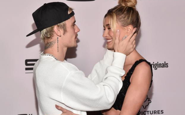 Justin Bieber und Hailey Bieber schauen sich an