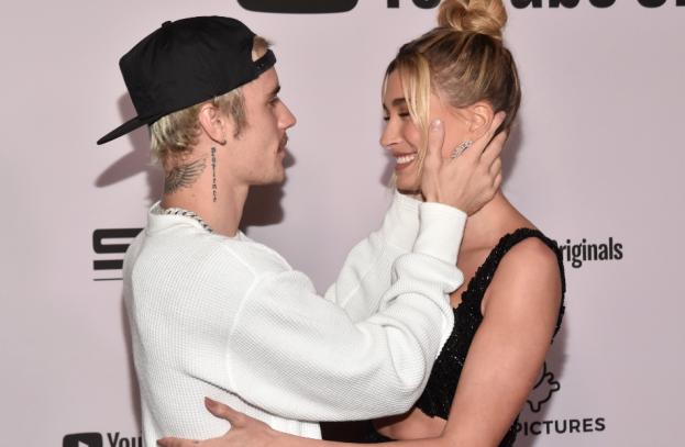 Justin Bieber und Hailey Bieber schauen sich an