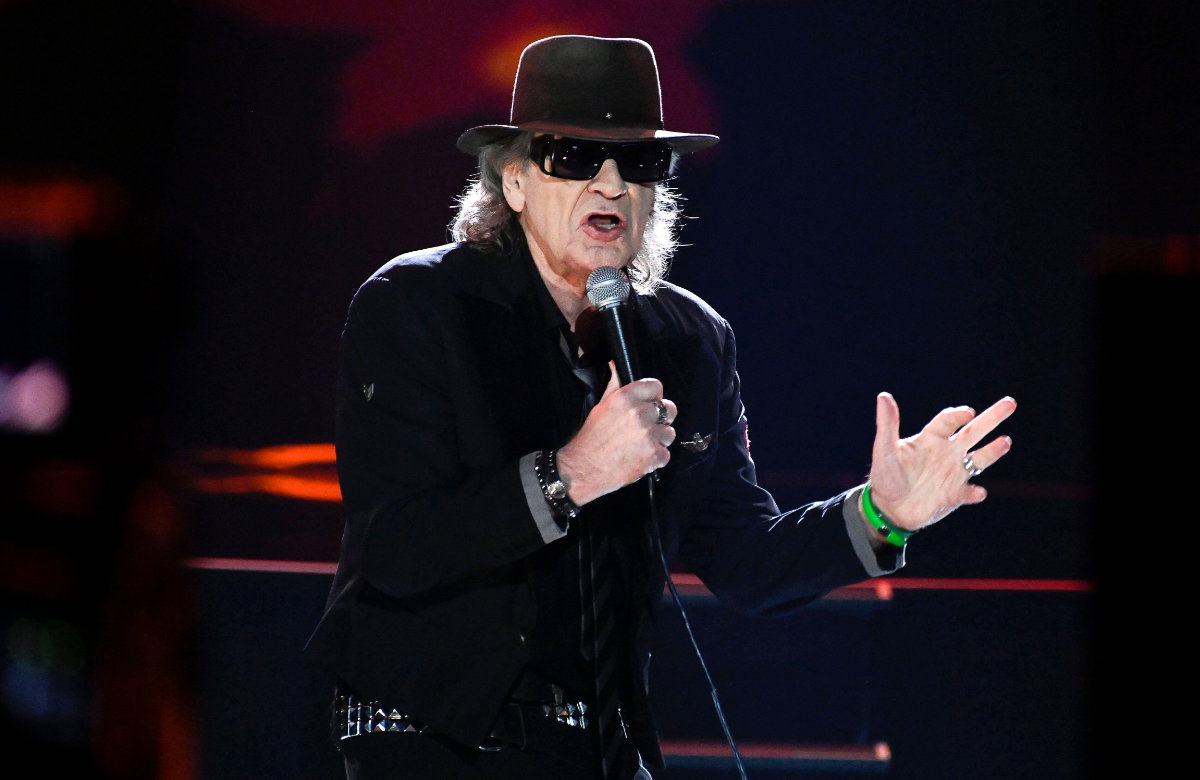 Udo Lindenberg singt mit Mikrofon in der Hand