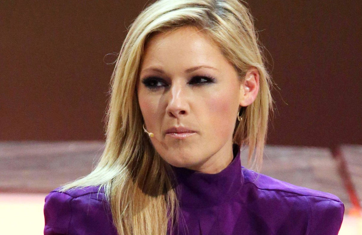 Helene Fischer guckt ernst zur Seite