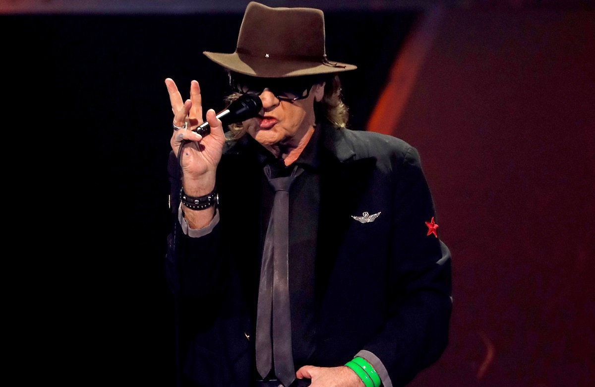 Udo Lindenberg singt mit Mikrofon in der Hand