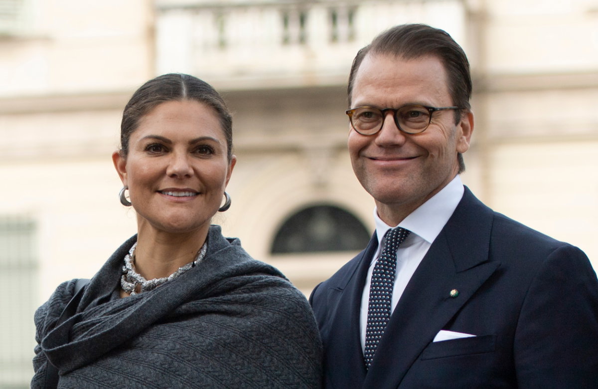 Victoria von Schweden und ihr Ehemann Daniel von Schweden lächeln