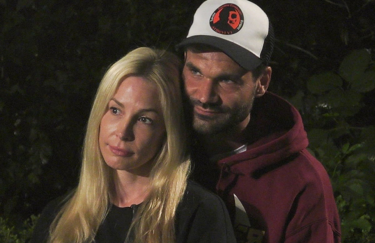 Mike Cees umarmt Michelle Monballijn im "Sommerhaus der Stars"