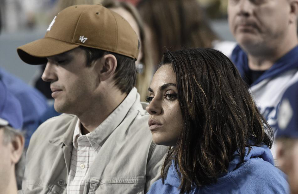 Ahston Kutcher und Ehefrau Mila Kunis gucken ernst.