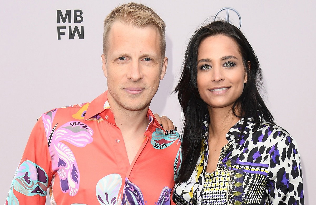 Oliver und Amira Pocher posieren zusammen