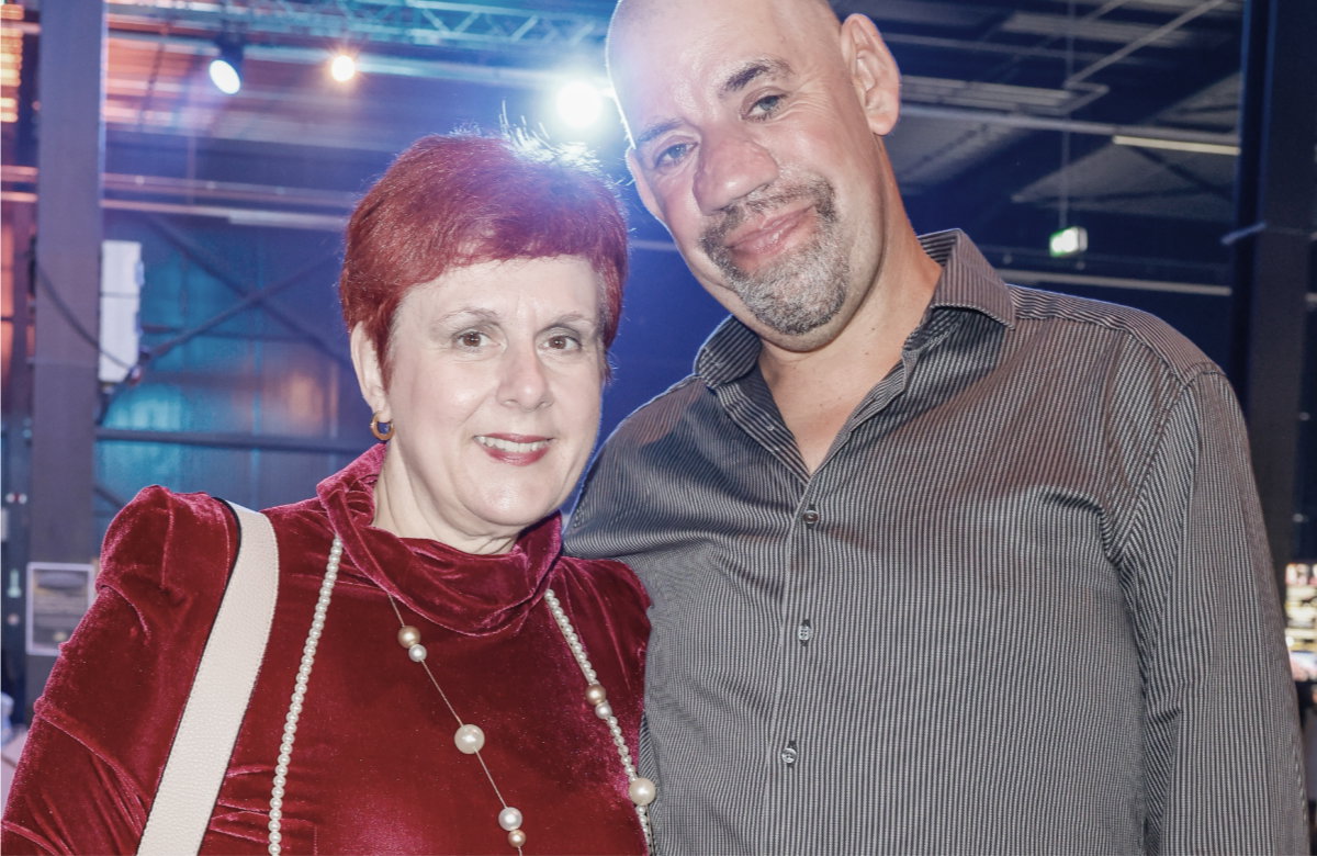 Iris und Uwe Abel halten sich im Arm und lächeln
