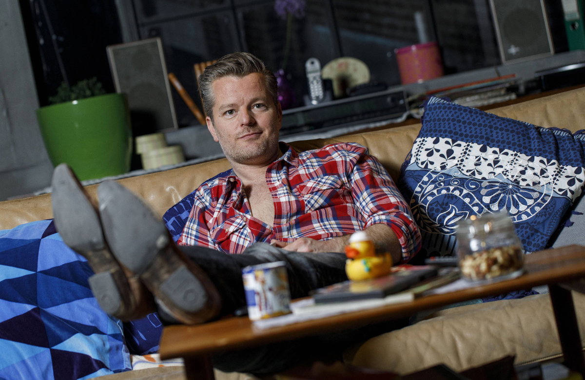 André Dietz liegt bei "Alles was zählt" auf dem Sofa