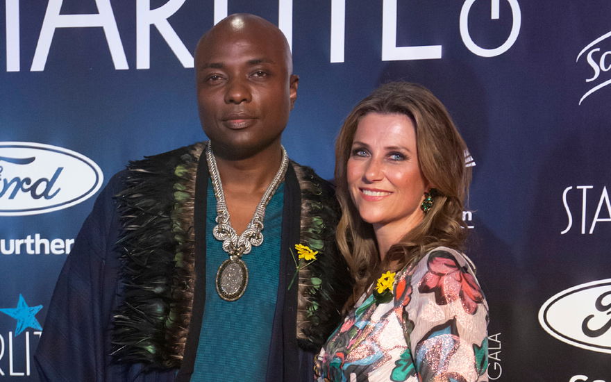 Durek Verrett und Märtha Louise von Norwegen posieren zusammen