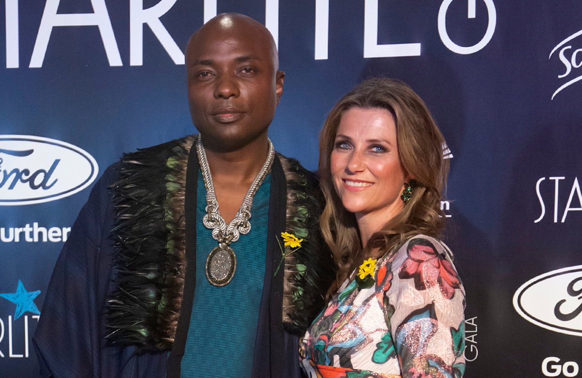 Durek Verrett und Märtha Louise von Norwegen posieren zusammen