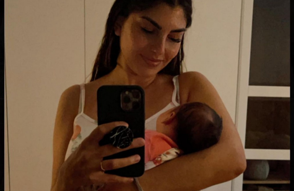 Yeliz Koc Spiegelselfie mit Baby Snow auf dem Arm