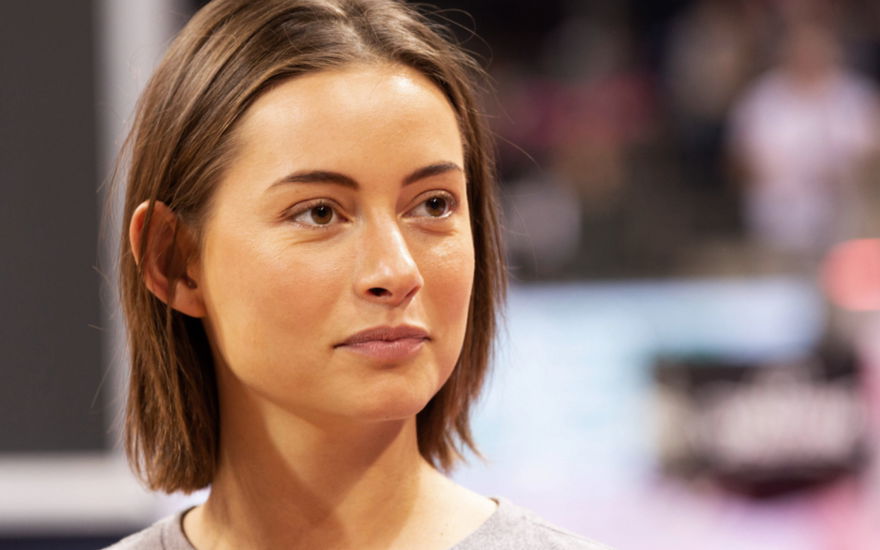Jennifer Lange blickt ernst