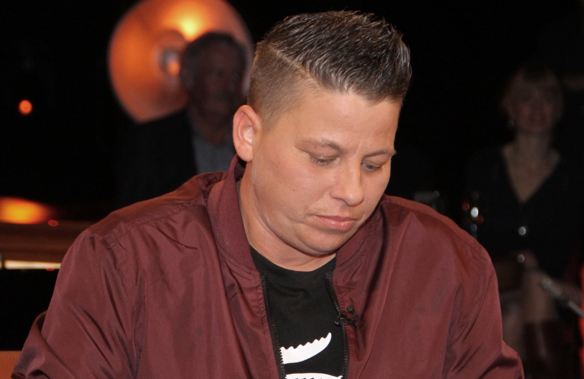 Kerstin Ott schaut traurig nach unten