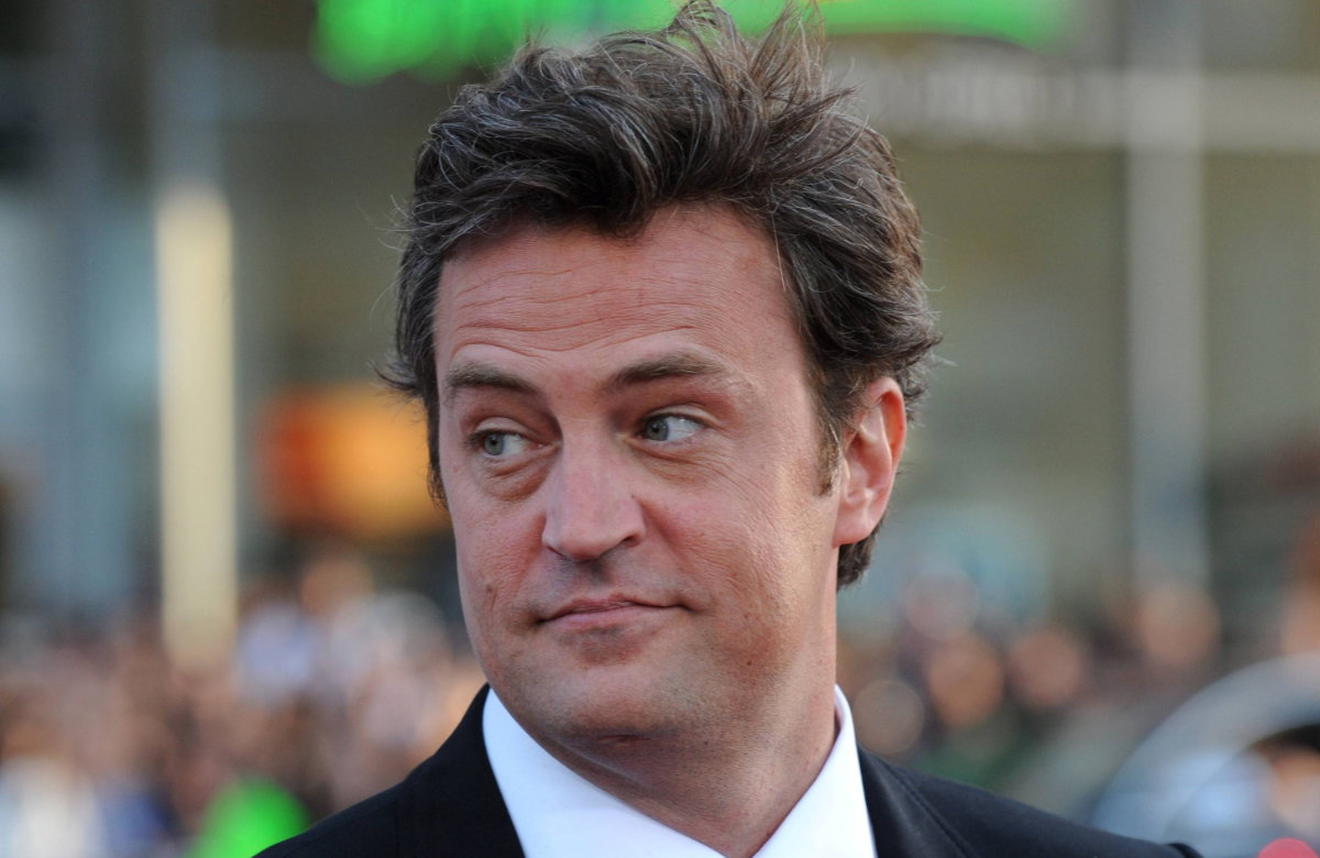 Matthew Perry schaut zur Seite