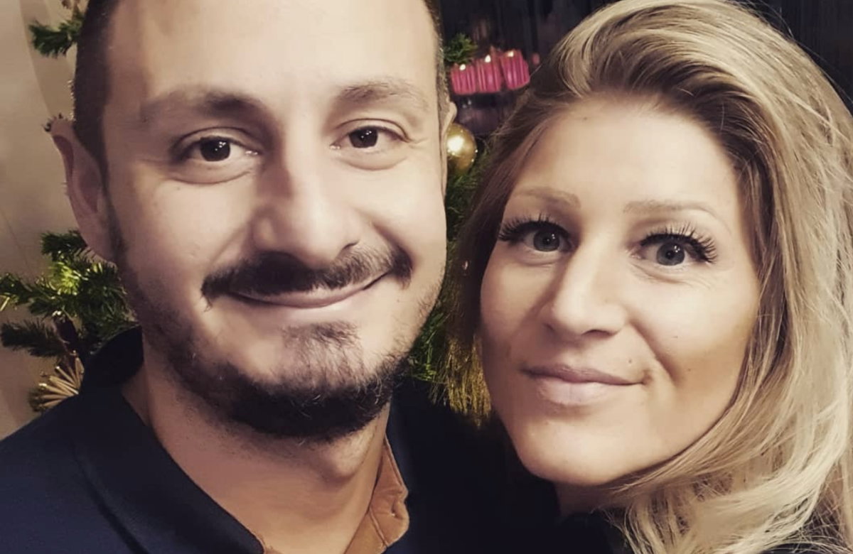 Samantha und Serkan posieren vor einem Weihnachtsbaum