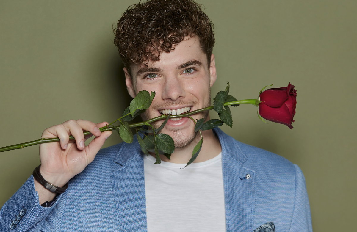 Raphael Fasching mit Rosa im Mund, lächelnd.