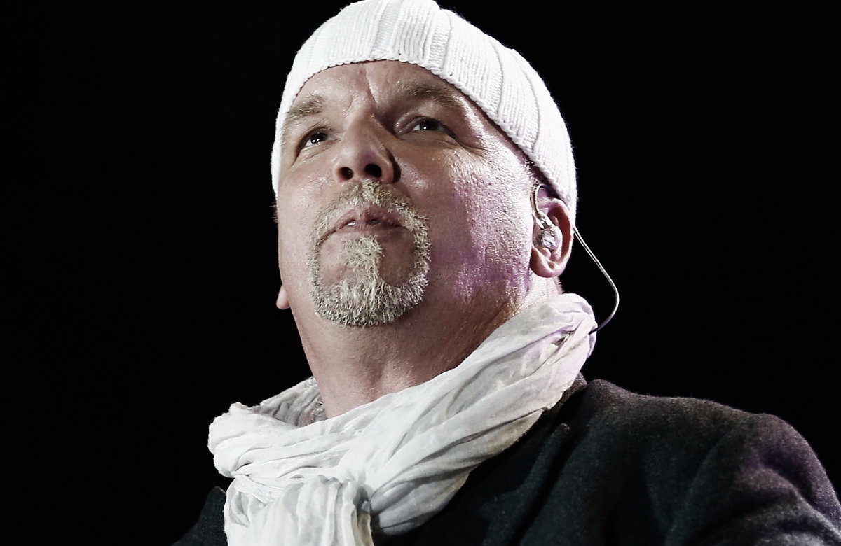 DJ Ötzi schaut gedankenverloren nach oben.