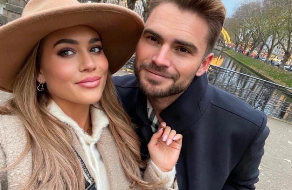 Jessica und Johannes Haller lächeln in die Selfiekamera.