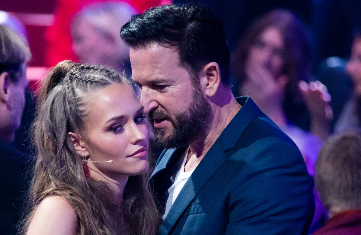 Laura Müller guckt genervt, Michael Wendler flüstert ihr etwas zu