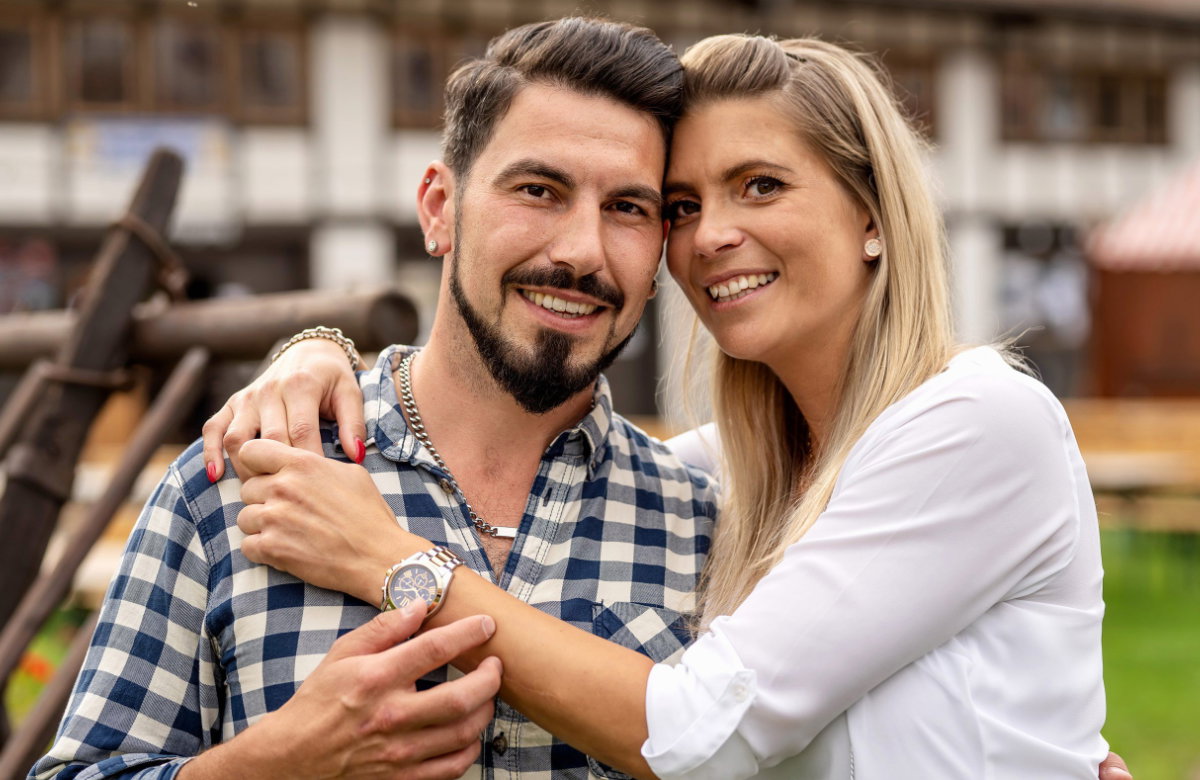 Die "Bauer sucht Frau"-Kandidaten Matthias und Sabrina halten sich im Arm
