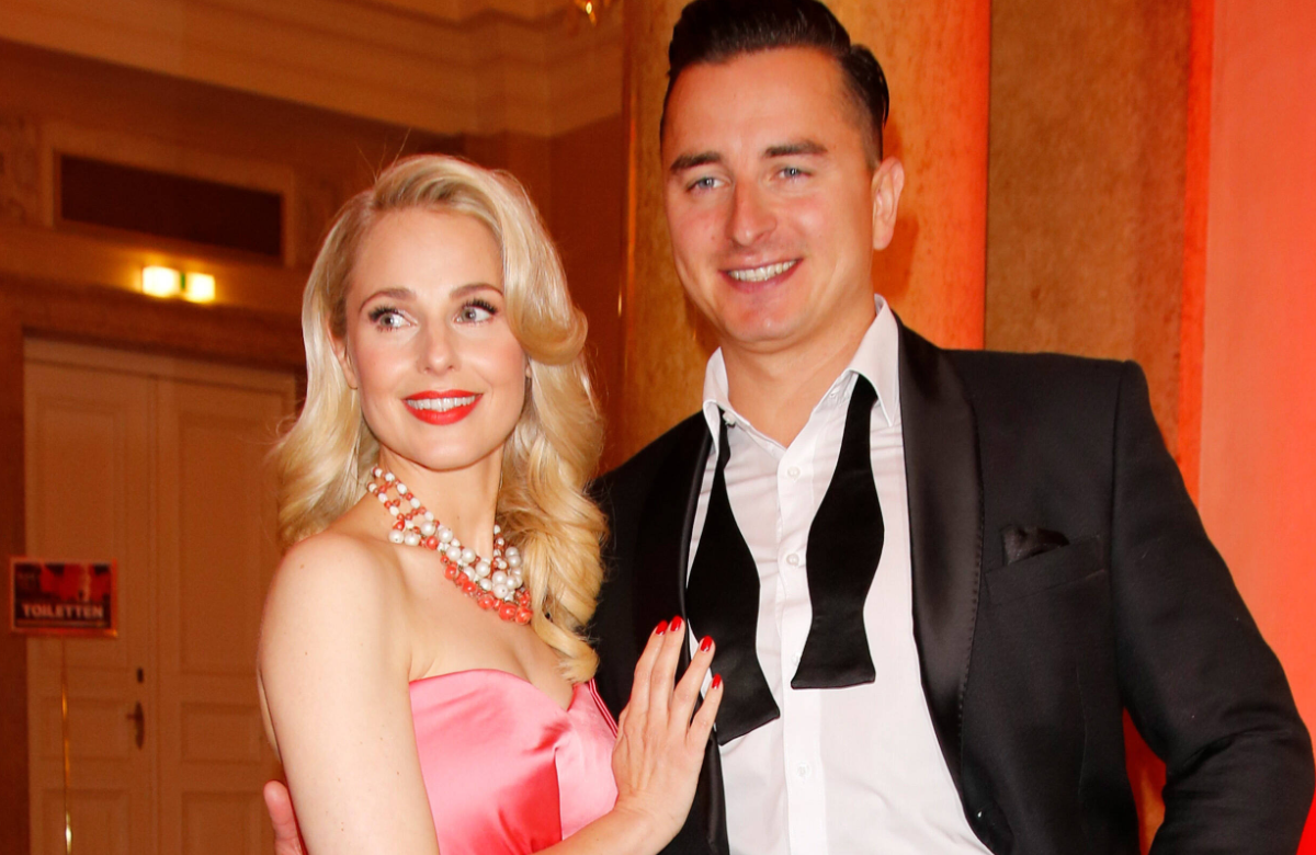 Andreas Gabalier hat Silvia Schneider im Arm