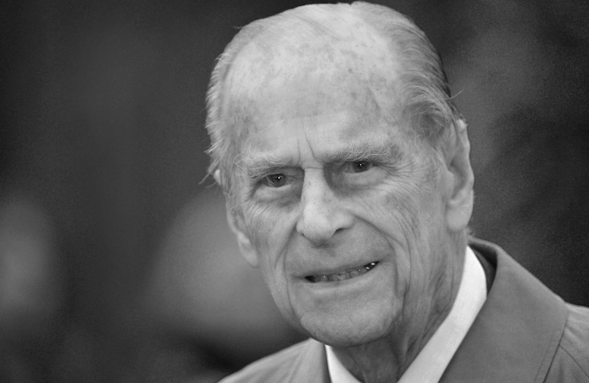 Prinz Philip hat den Mund leicht geöffnet