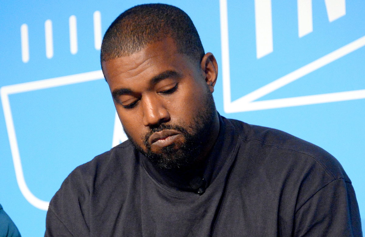 Kanye West guckt traurig nach unten.