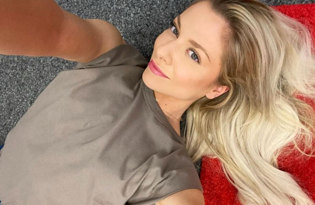 Valentina Pahde liegt auf dem Boden und macht ein Selfie