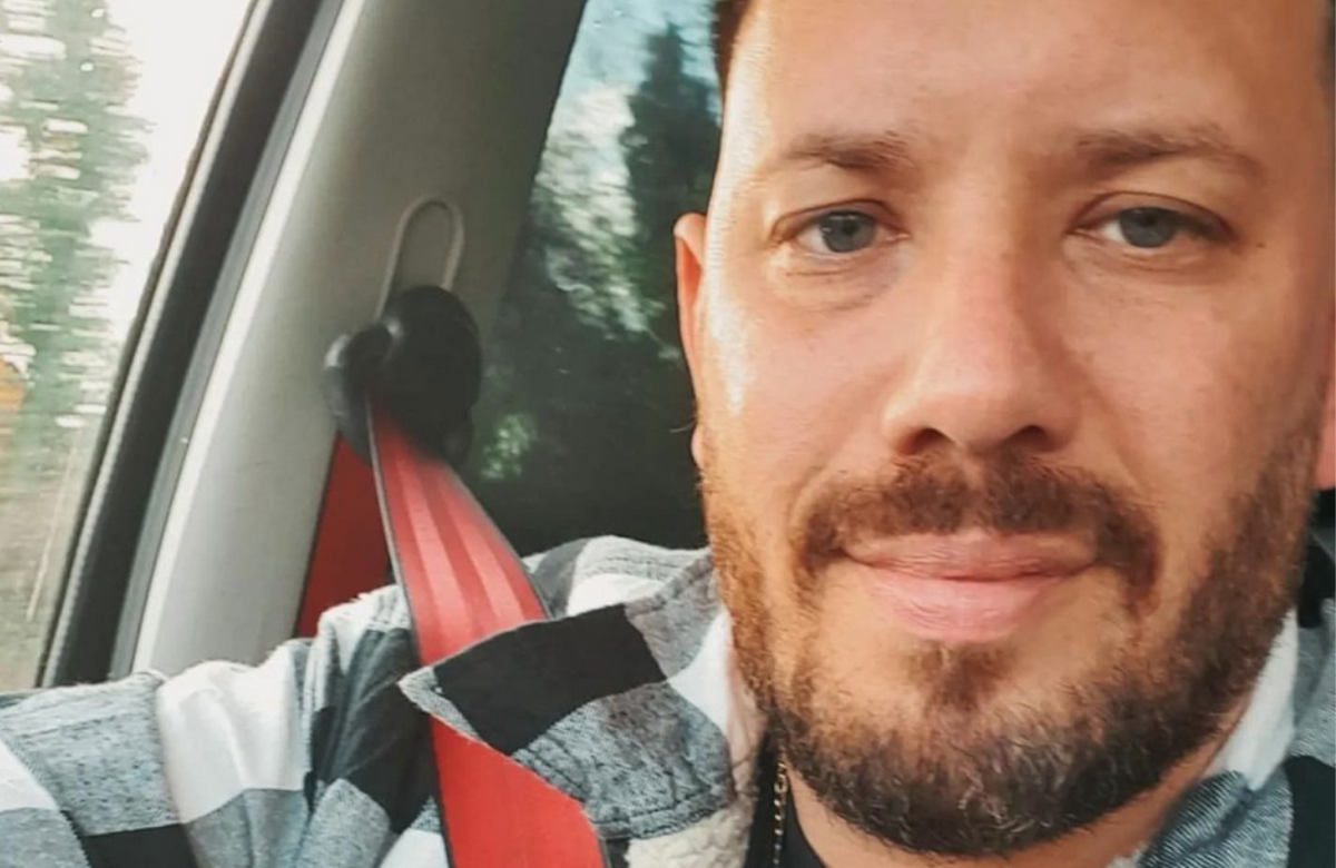 Florian Köster macht im Auto ein Selfie