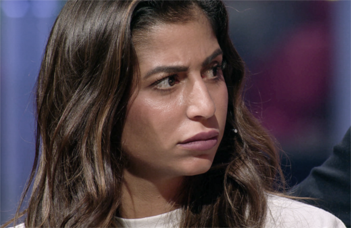 Eva Benetatou guckt genervt
