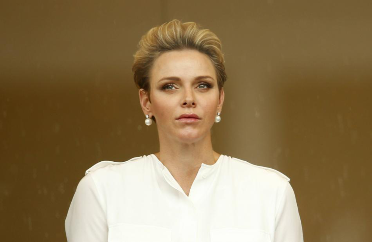 Charlène von Monaco ernst mit blonder Kurzhaarfrisur
