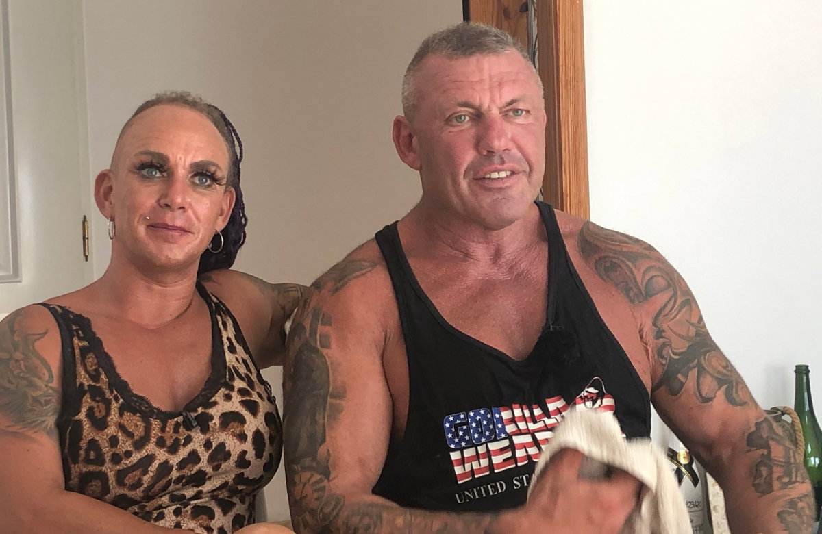Caro und Andreas Robens sitzen nebeneinander und gucken ernst