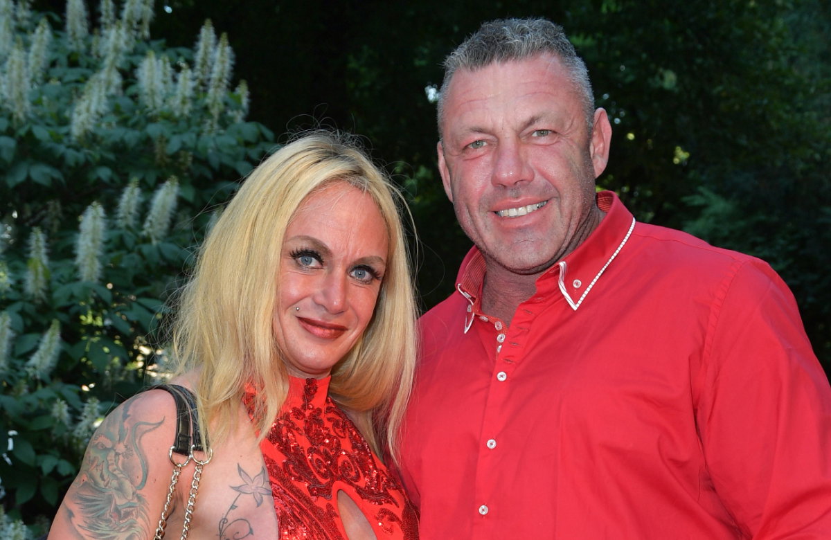 Caro und Andreas Robens strahlen in die Kamera.