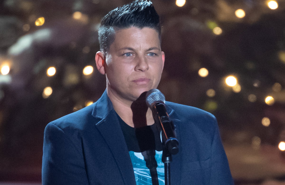 Kerstin Ott schaut ernst