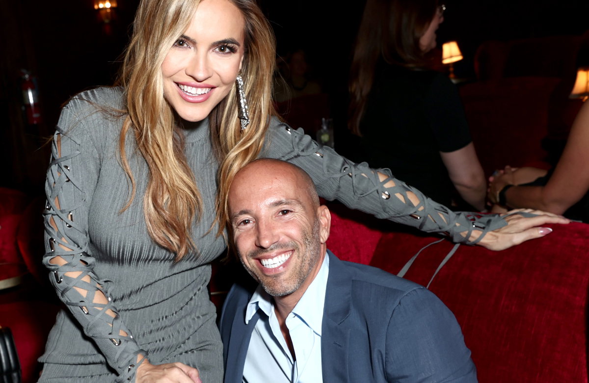 Chrishell Stause und Jason Oppenheim sitzen zusammen auf dem Sofa