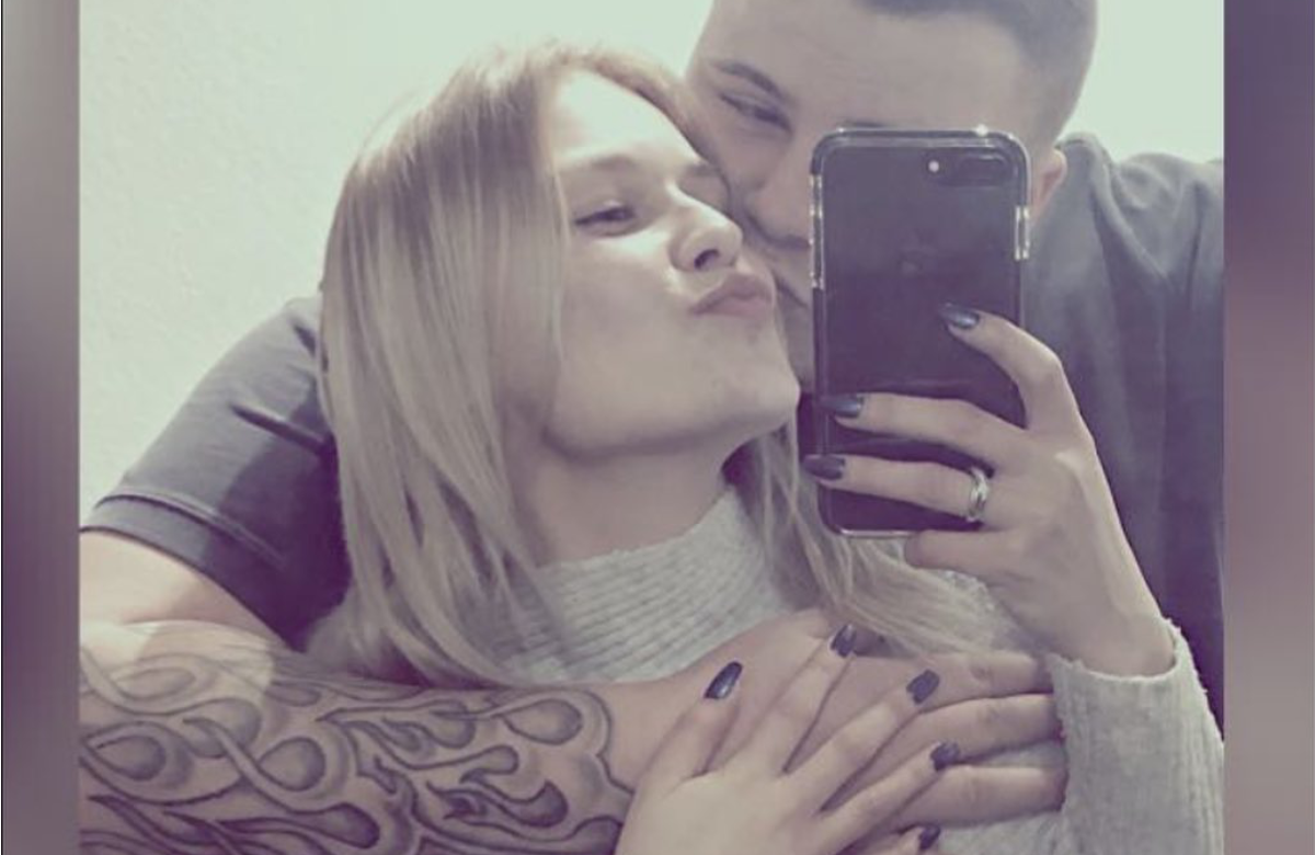 Jeremy Pascal Wollny mit seiner Freundin Celine vorm Spiegel
