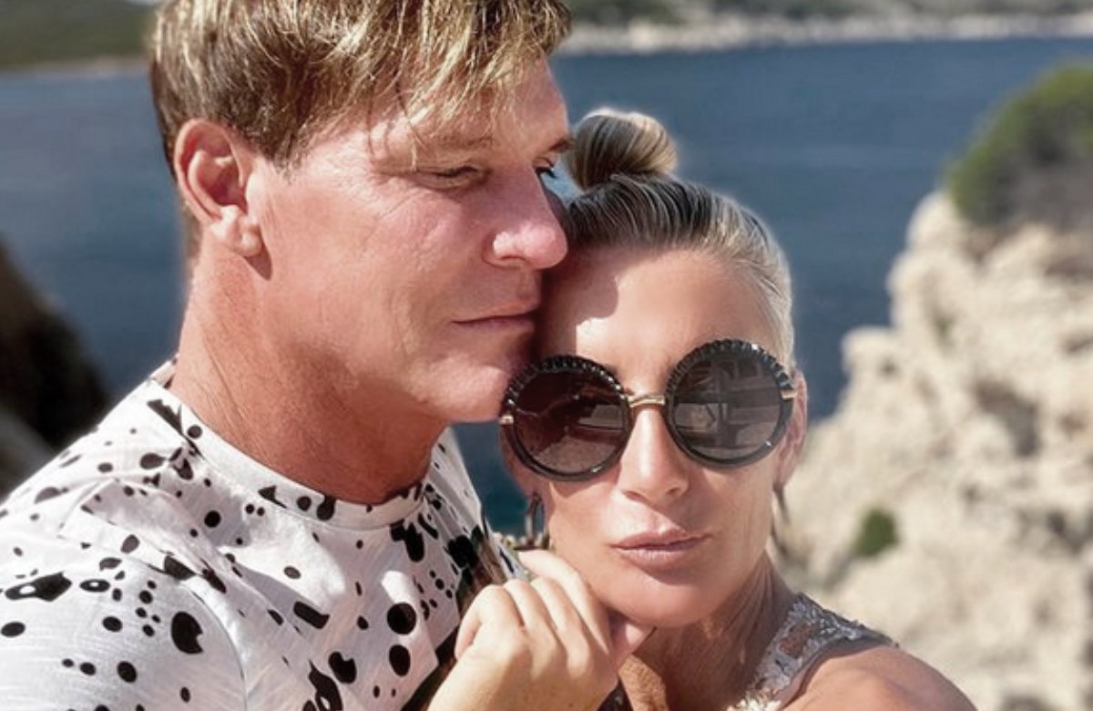 Steff Jerkel und Peggy Jerofke kuscheln am Meer