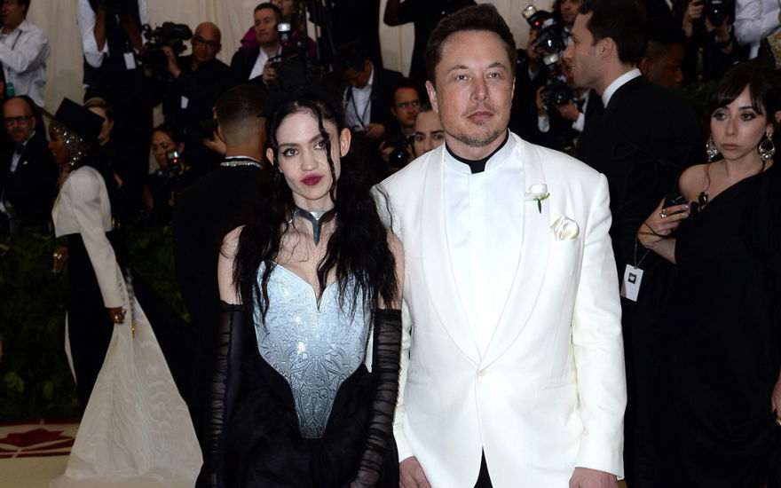Elon Musk und Grimes posieren zusammen