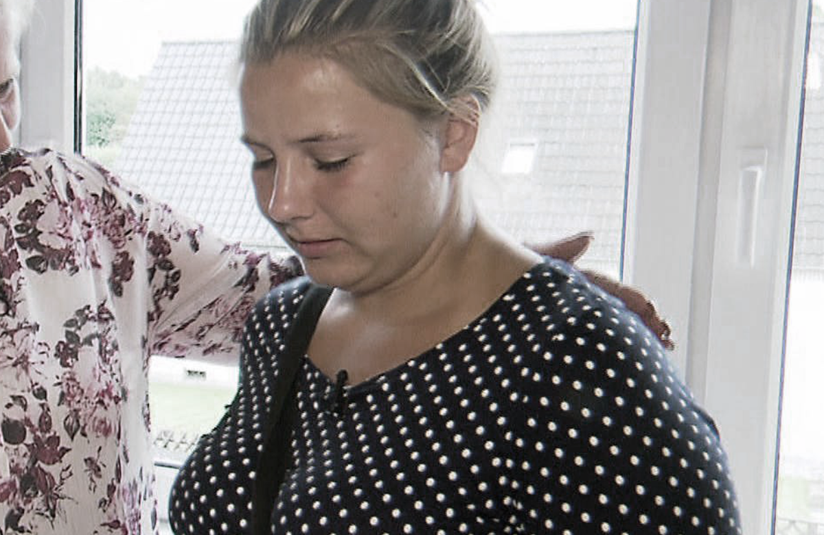 Sarafina Wollny guckt traurig nach unten.