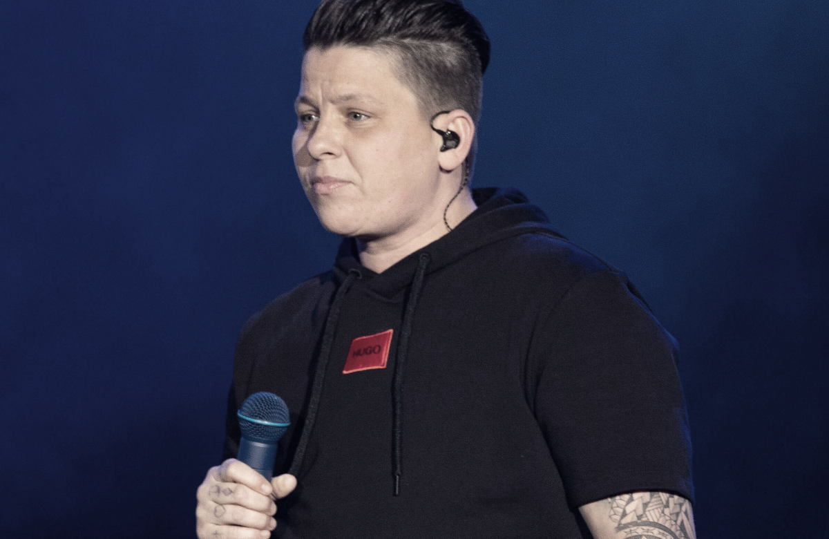 Kerstin Ott steht auf de Bühne und guckt traurig