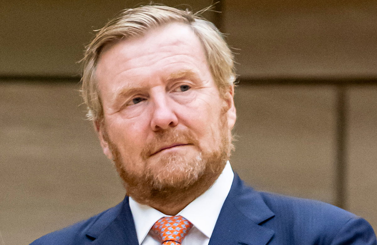 König Willem-Alexander der Niederlande schaut besorgt zur Seite